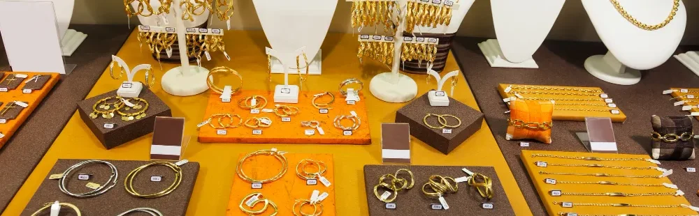 Difference Between Gold-Plated and Solid-Gold Jewellery Difference Between Gold-Plated and Solid-Gold Jewellery